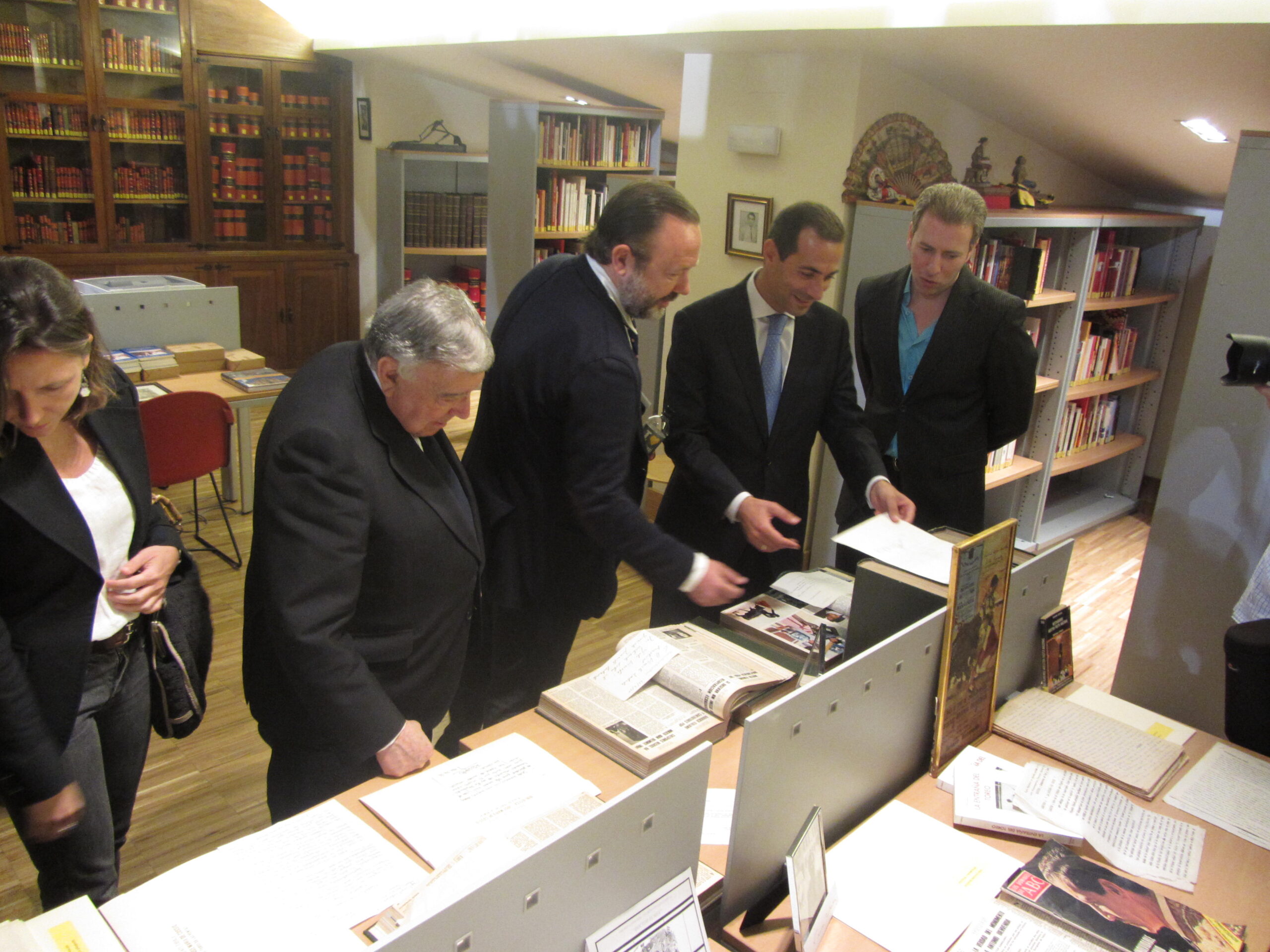 La Comunidad recibe la donación del archivo personal de Zabala Portolés a la biblioteca de Las Ventas