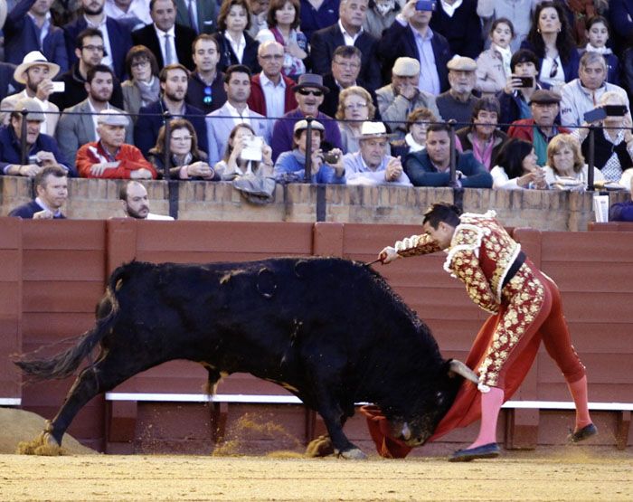 Un genial Talavante resucita la magia de La Maestranza