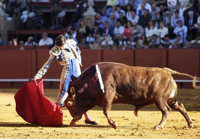 Simón pega otro golpazo: a hombros de La Maestranza