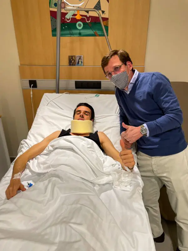 Emilio De Justo Y Martinez Almeida En El Hospital