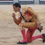 Paco Ureña Besando La Arena De Madrid (1)