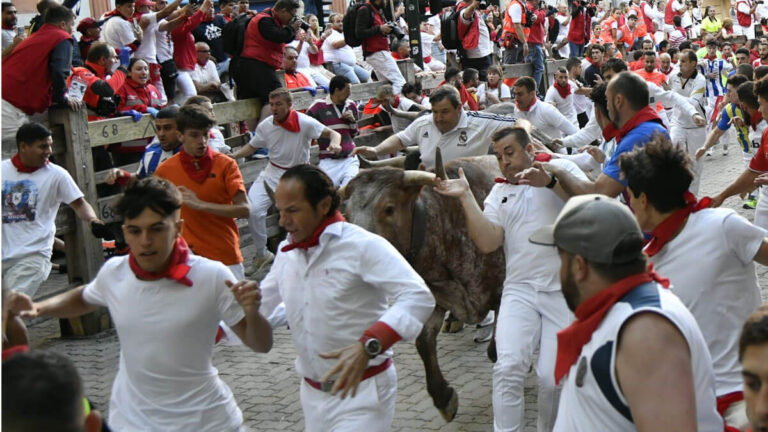Los de Miura concluyen los encierros de San Fermín con una carrera veloz con varios momentos de tensión
