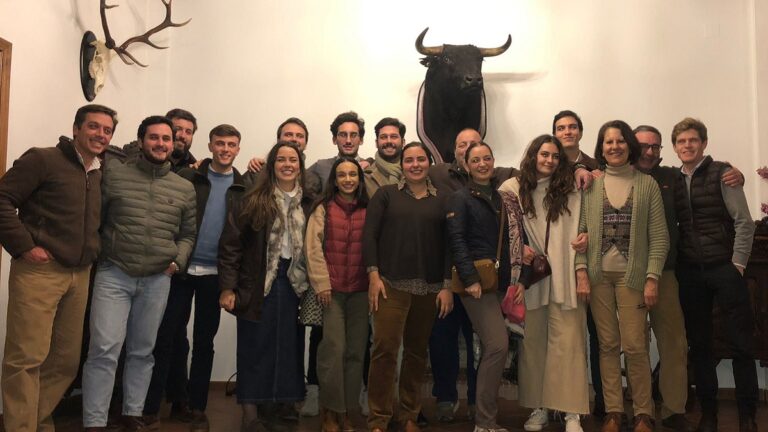Borja Jiménez acerca el toro a los jóvenes en una jornada de campo en “Castillo de Azuel”
