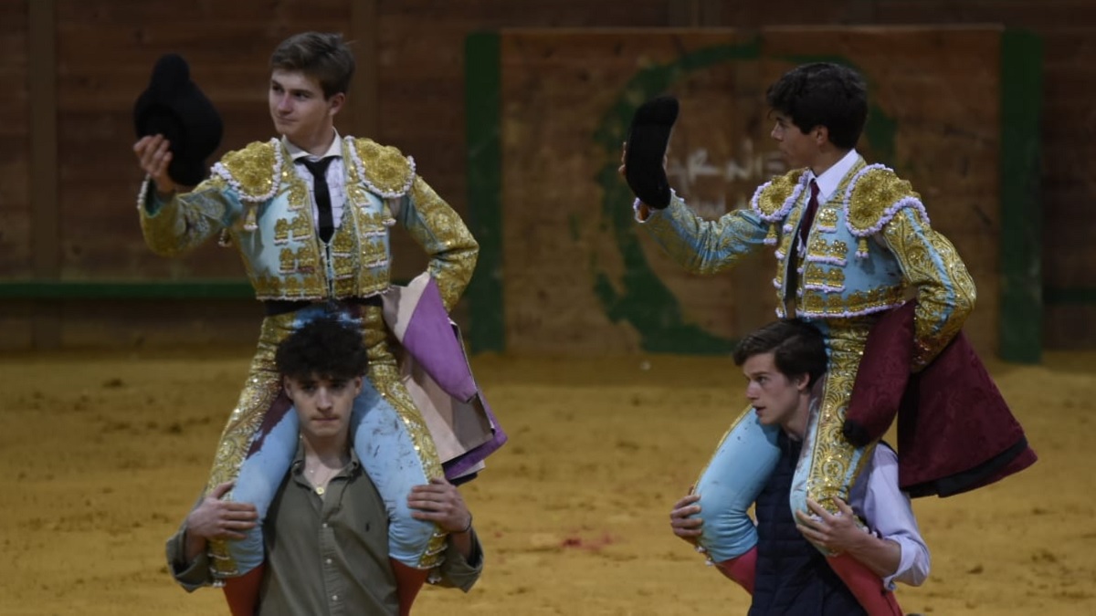 Ruiz de Velasco y Julio Méndez, a hombros en la final del Zapato de Plata