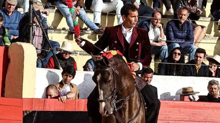 Vuelta al ruedo general a caballo con un sobresaliente Paco Velasquez