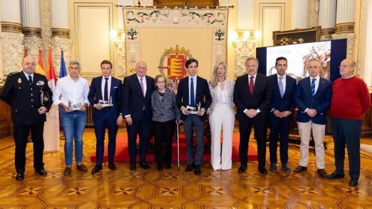 Juan Ortega recibe el premio al triunfador y mejor faena de Valladolid 2023