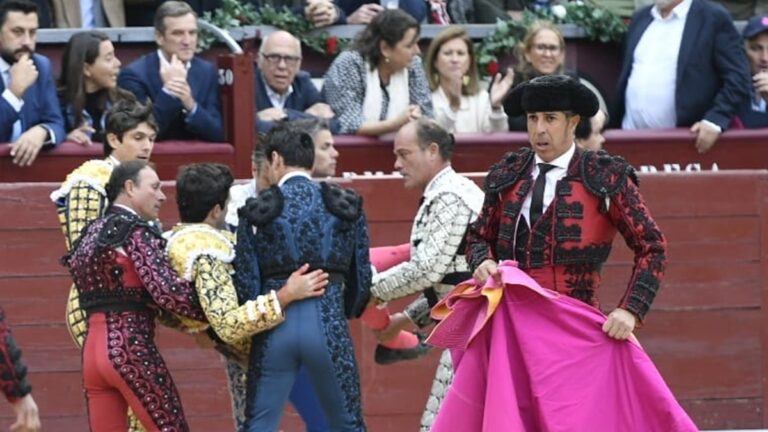 Tomás Rufo, espeluznante voltereta por el tercero en Las Ventas mientras toreaba al natural