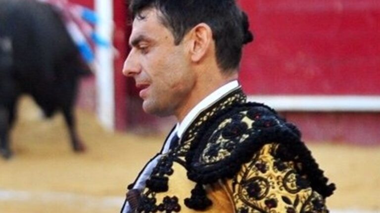 El banderillero Luis Blázquez sufre un percance en el segundo toro en Jerez