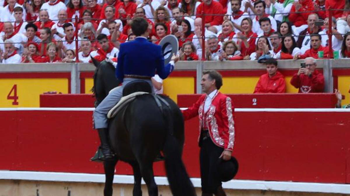 9 Guillermo Brinda A Pablo En Pamplona