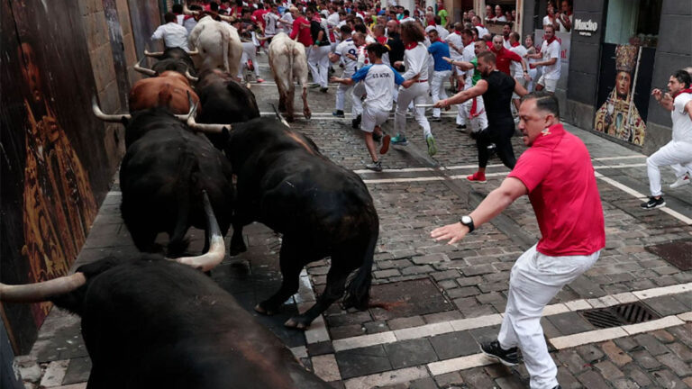 Los de Fuente Ymbro vuelan por Pamplona para dejar un encierro rapidísimo con seis heridos