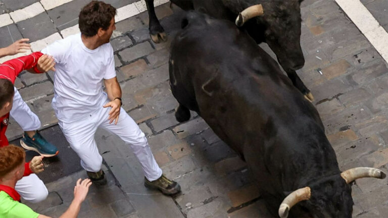 Los toros de Jandilla firman un emocionante sexto encierro con un herido por asta