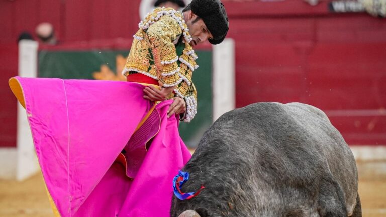 Emilio de Justo, una obra de cante grande al tercero… y una espada y una petición de indulto que emborronaron todo