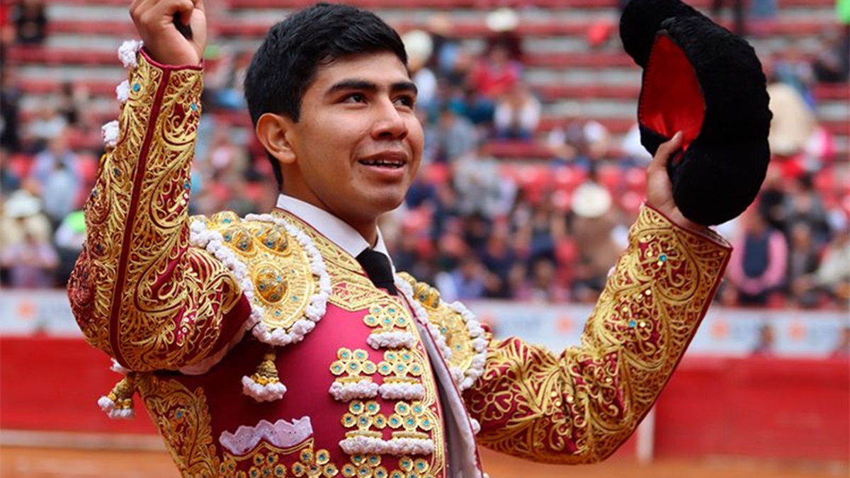 La entrega de Jesús Sosa es premiada con una oreja en la Plaza México