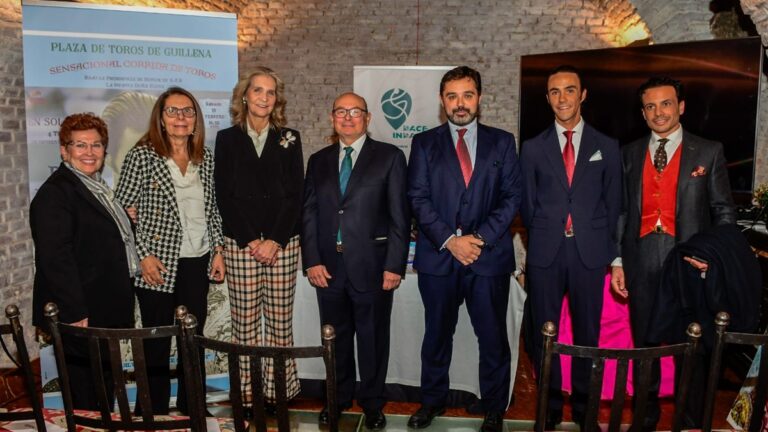 La Infanta Doña Elena amadrina la presentación de la encerrona benéfica de Ruiz Muñoz