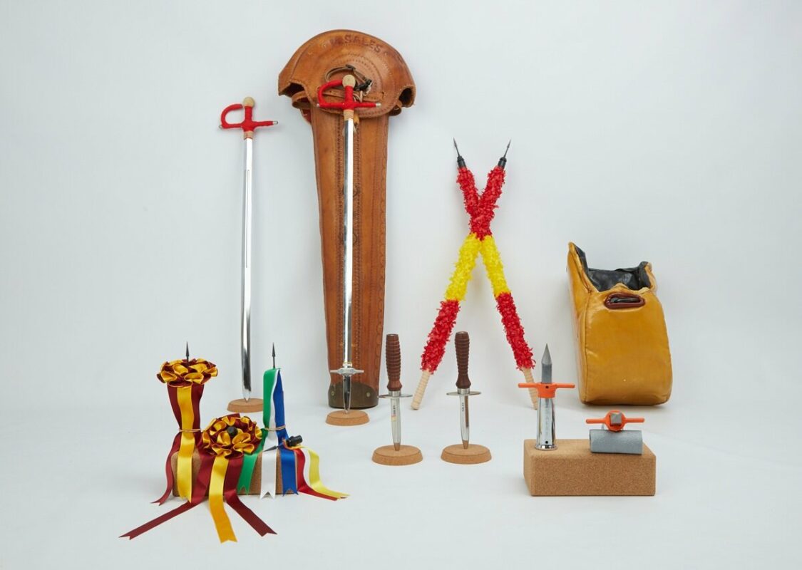 Los Siete útiles Nnovados Divisa De Punzón, Estribo Derecho Acolchado, Puya Cuadrangular, Banderilla De Punzón Y Espada, Descabello Y Puntilla Innovados
