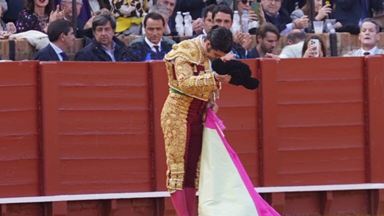 Sevilla obliga a saludar a Morante tras el paseíllo