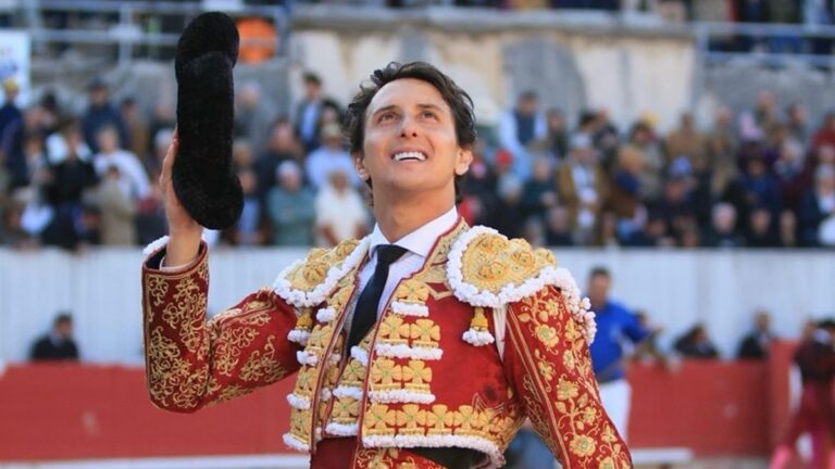 Roca Rey y una obra de máxima exposición al picante del quinto en Arles: otra tarde a hombros del Coliseo