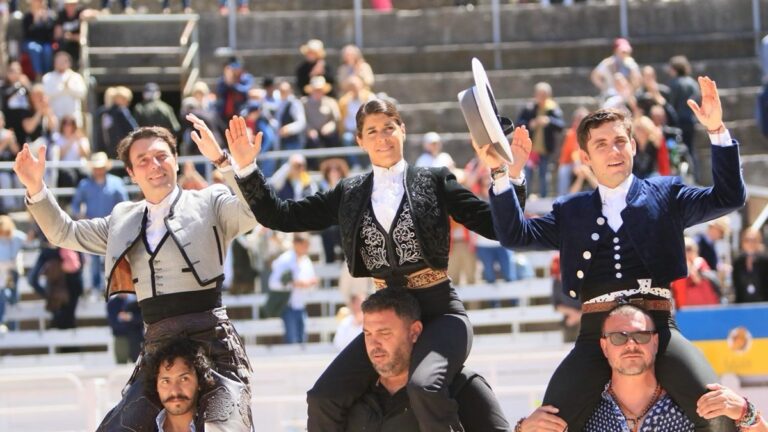 Espectáculo total a caballo: la entrega de Andy, el temple de Vicens y la frescura de Guillermo se van a hombros del Coliseo
