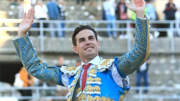 Fernando Adrián, otro zambombazo en Francia: culmina con tres orejas la tarde de su debut en Arles