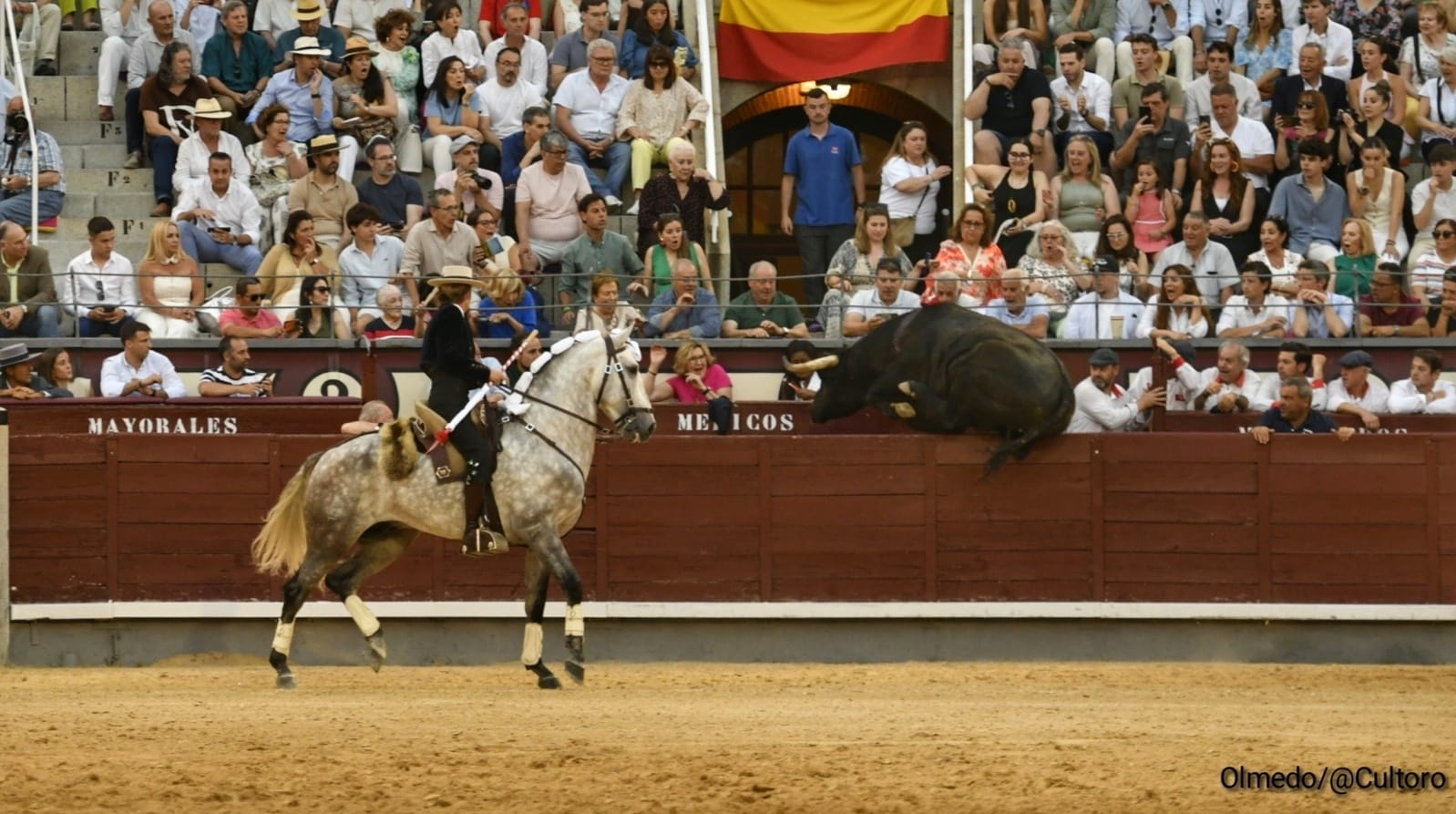 salto al callejon de un toro de Los Espartales