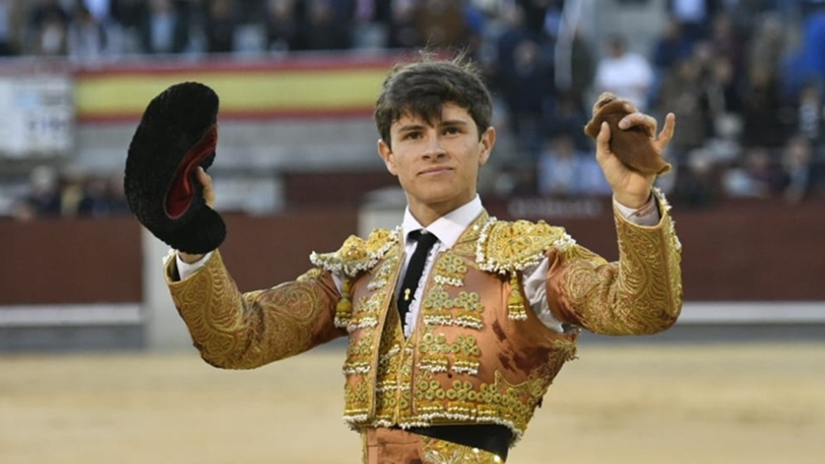 Aarón Palacio cuaja al natural y le corta una oreja de peso a un buen novillo de Alcurrucén
