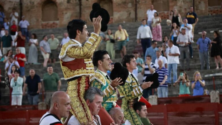 Las figuras homenajean a Manolo Lozano con una triple Puerta Grande