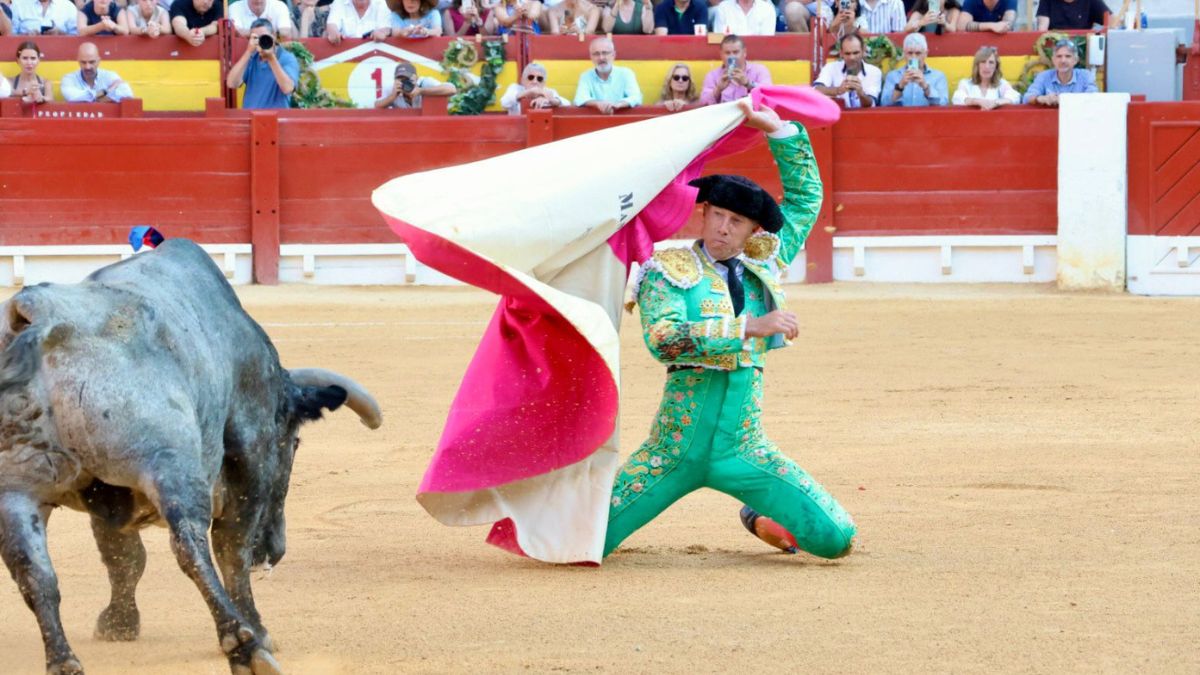 Escribano y un histórico indulto al tercero de Victorino en Alicante: así se ganó la vida ‘Bohemio’