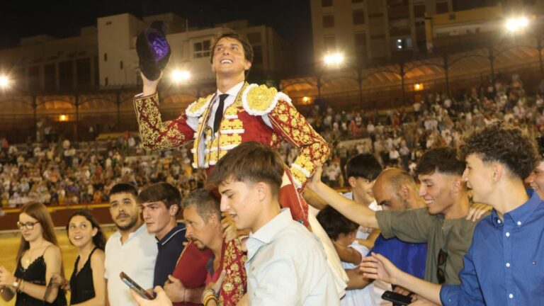 Un imperial Roca Rey rinde homenaje a Manuel Colonques con una nueva puerta grande