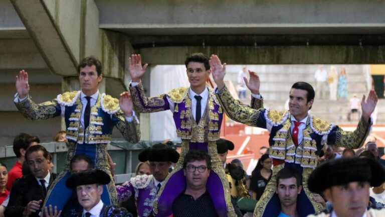 Gran dimensión de Manuel Diosleguarde, que abre la puerta grande junto a Luque y De Justo en Arévalo