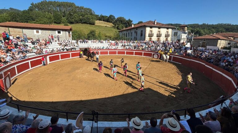 El pueblo de 500 habitantes y cuatro plazas de toros