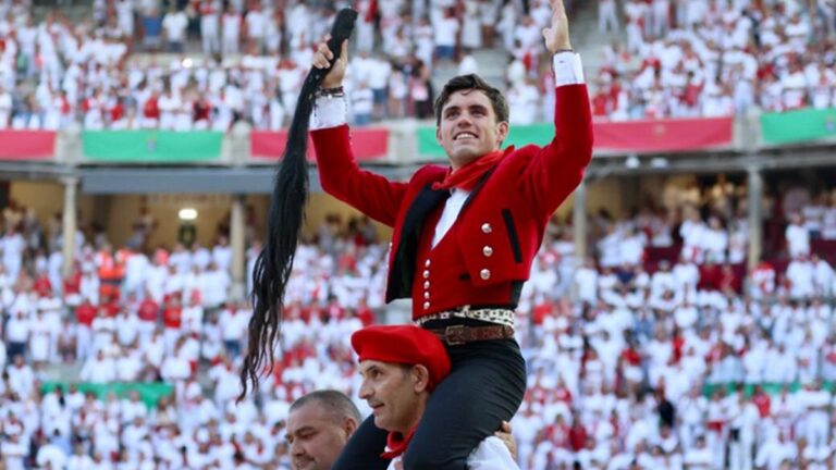 Guillermo Hermoso hace historia entre los suyos: tres orejas y un rabo en la Monumental navarra