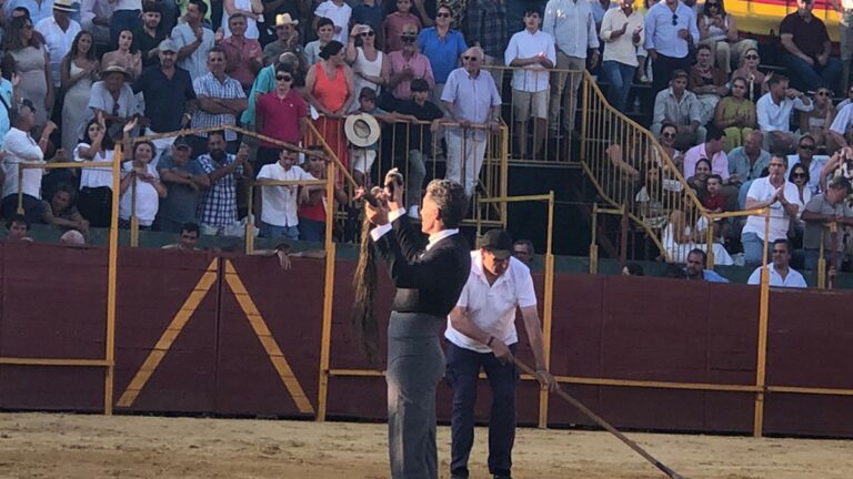 Manuel Escribano corona con un rabo en Almonte un festival con Rafael Peralta en el recuerdo