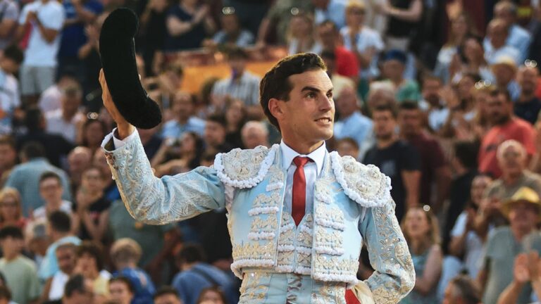Fernando Adrián sigue asentándose en la cima con una tarde de buen toreo y arrolladora
