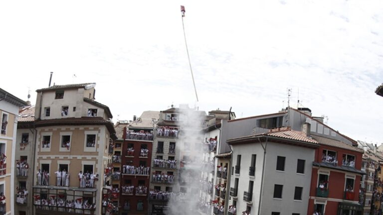 ¡Viva San Fermín!: multitudinario chupinazo para iniciar las fiestas más internacionales del toreo