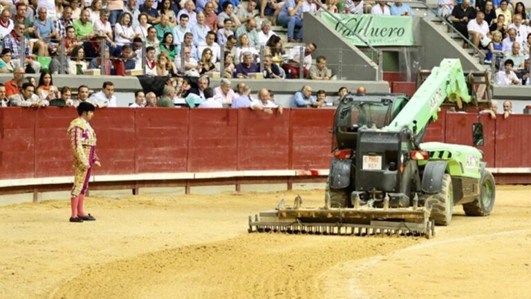 Morante detiene la corrida en Burgos y hace traer maquinaria para arreglar el ruedo