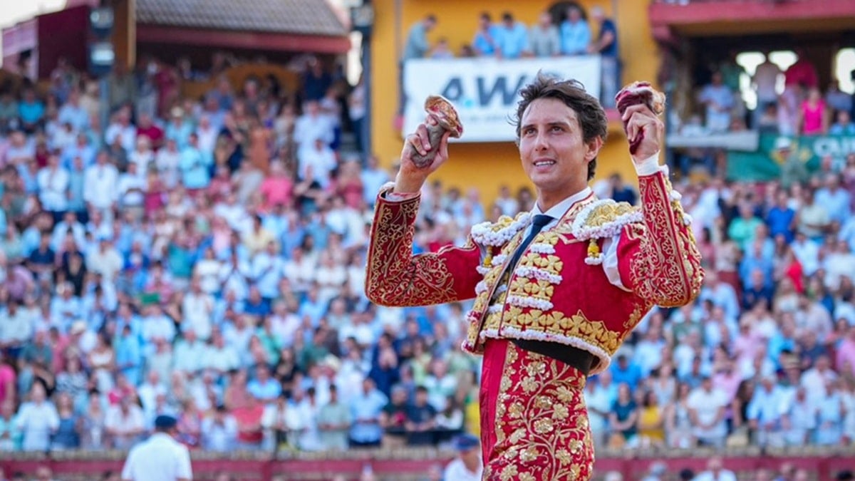 HUELVA:Roca Rey,una faena de profundidad, muñecas rotas y raza tras la cogida al segundo de Torrealta